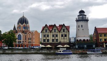 1280px-Kaliningrad_Synagoge_&_Fischerdorf_2